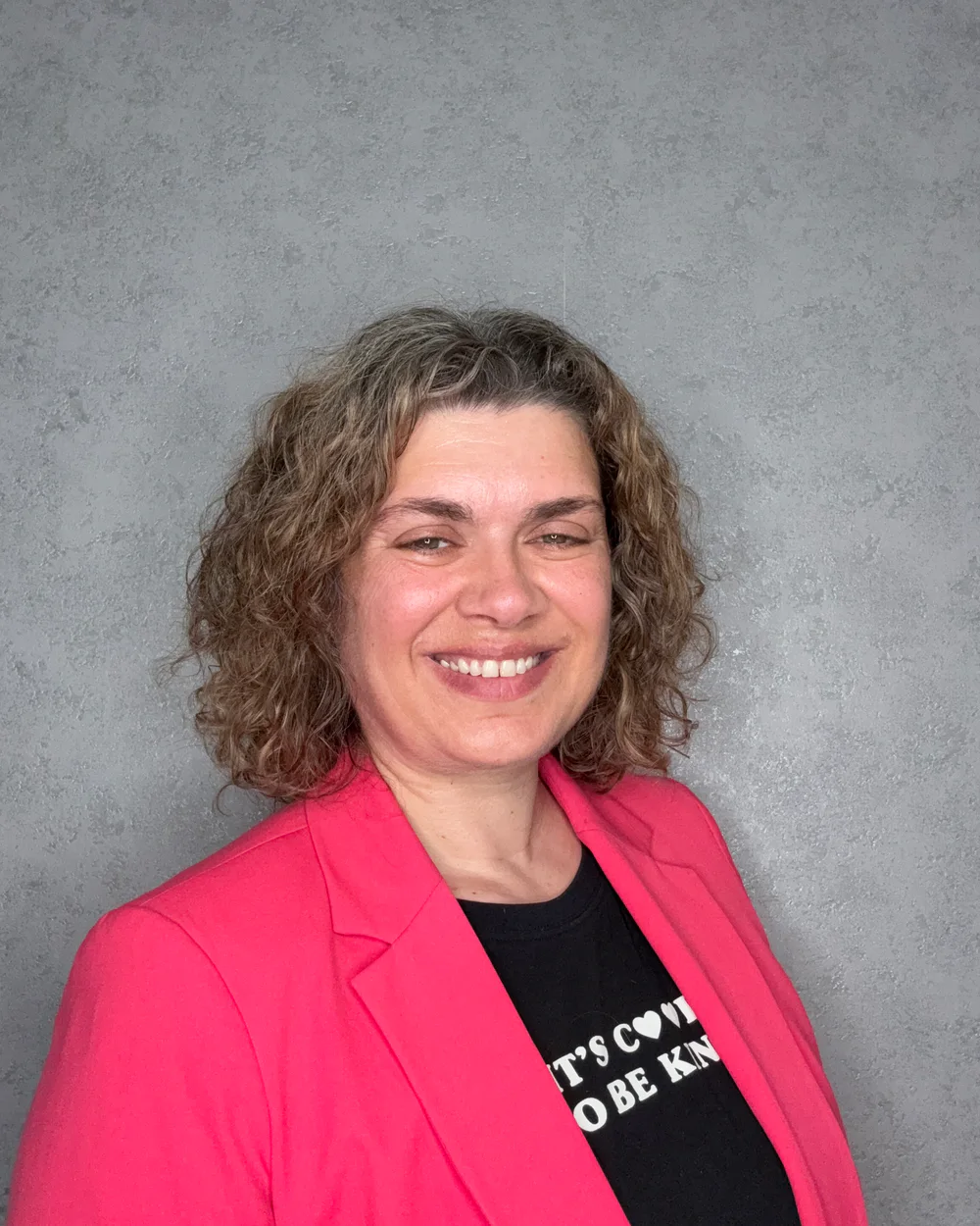 Nicole Führing in freundlicher Beratungshaltung